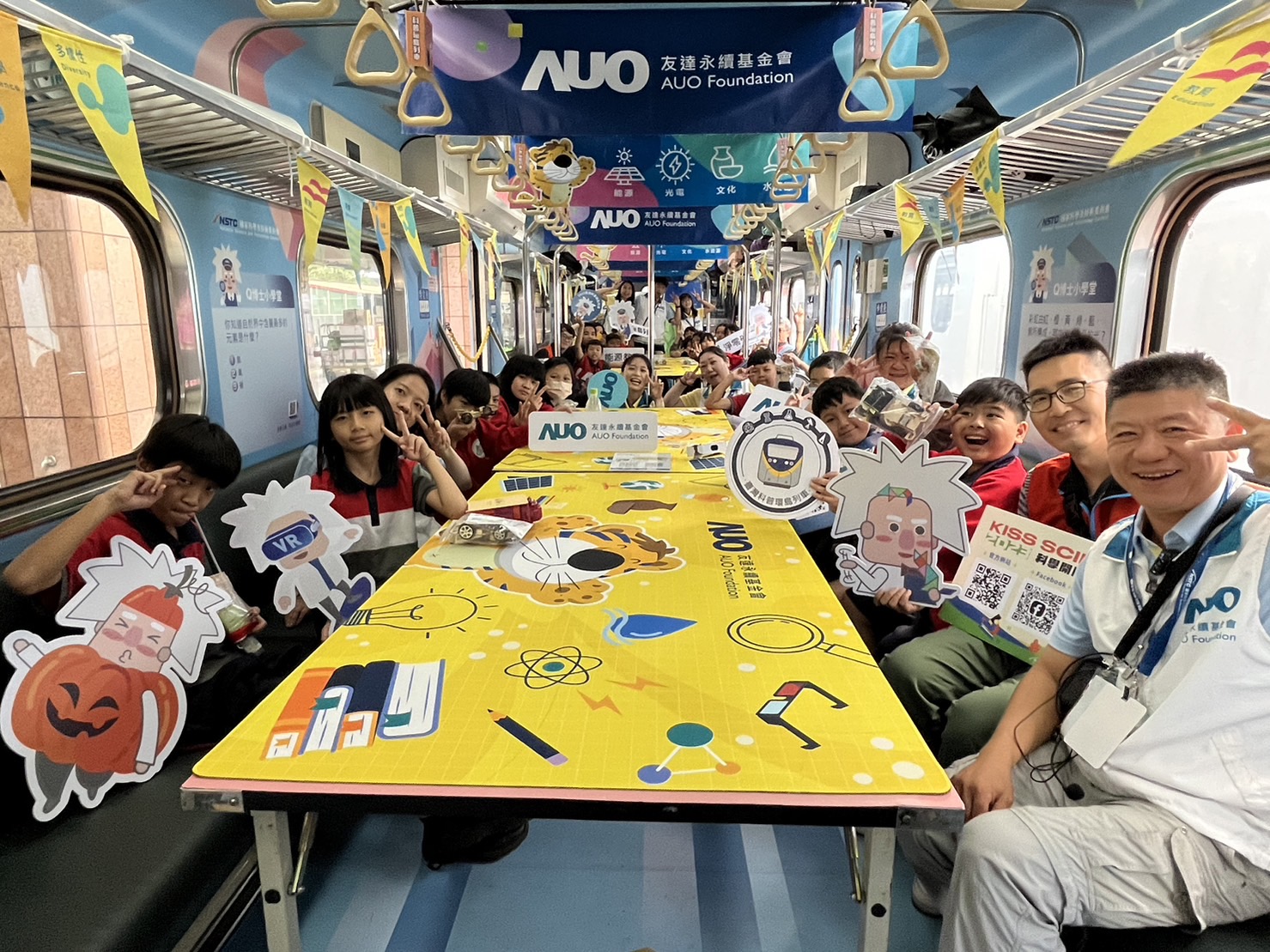 友達永續基金會參與「臺灣科普環島列車」，設計基礎科學車廂課程，以「淨零碳排和永續能源」為主題，讓學生透過創意實驗認識淨零知識，以及思考生活中的減碳行為