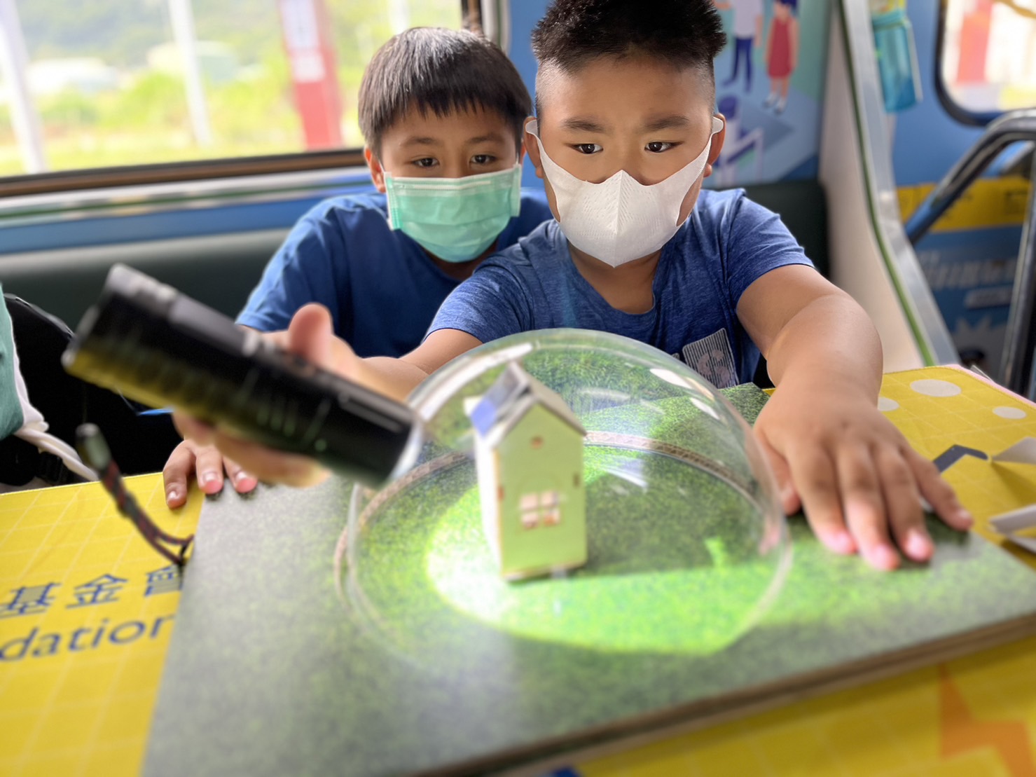 友達參與基礎科學主題車廂，以STEAM教學精神，設計「逐日科學家」、「太陽能工程師」以及「淨零建築師」三大能源科普課程和實驗