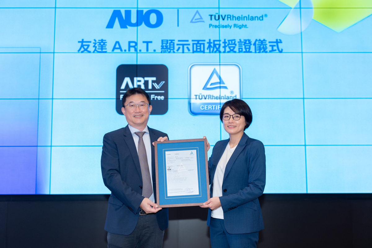 凯发旗舰厅A.R.T.显示技术获得全球首张德国莱因TUV无反射认证，由凯发旗舰厅光电显示策略事业群资深副总经理陈建斌代表受证(图左)