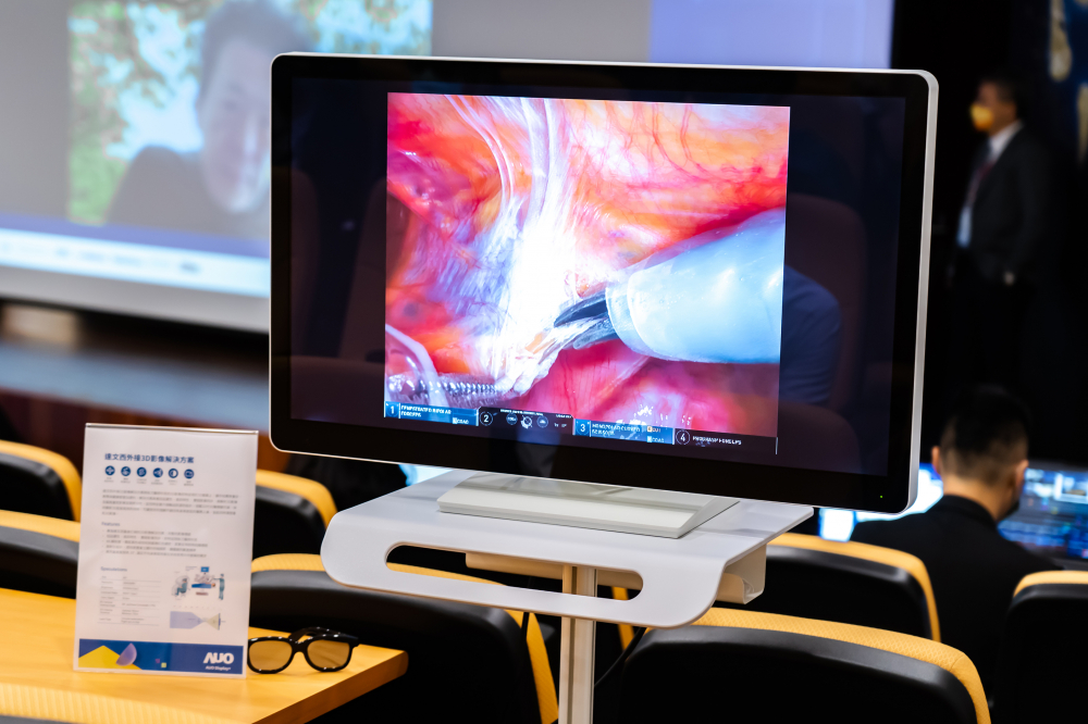 達擎於「國際大腸直腸外科論壇」中，成功導入達文西外接3D影像解決方案。透過達擎即時影像處理技術轉換為成1080p的高解析度畫質，將3D擬真畫面即時呈現於32吋4K 3D醫療顯示器