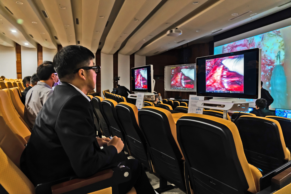 達擎之「達文西外接3D影像解決方案」，將達文西手術機器手臂的3D影像即時連線轉播，在會議室觀摩的醫師們只要戴上偏光眼鏡，就能與執刀醫師看到同步的3D立體影像，如臨操作台現場，縮短達文西手術的學習曲線