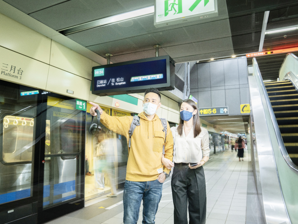 友達旗下達擎之客製化TARTAN顯示器，於台北捷運中山站亮相。以獨特長條型比例與高畫質特色，為台北捷運站帶來嶄新的都會車站風貌