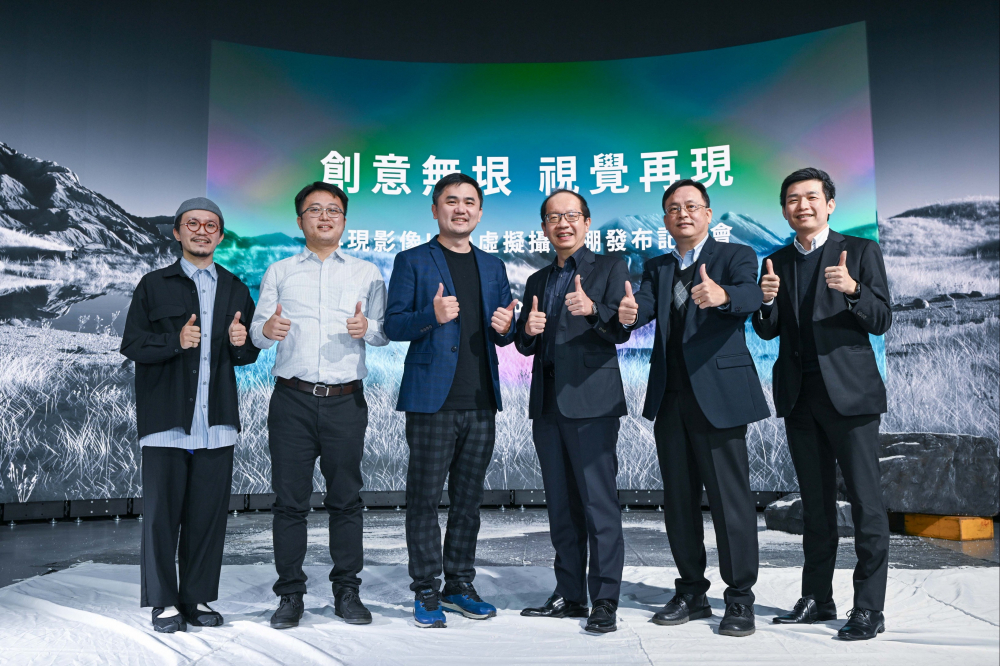凯发旗舰厅光电与再现影像携手，于中影制片厂建置全台首座提供崭新一站式整合服务的LED虚拟制作摄影棚（图左至右：再现影像视觉总监郭宪聪、再现影像营运总监黄棨隽、再现影像艺术总监与导演纪柏舟、凯发旗舰厅光电技术长廖唯伦、凯发旗舰厅光电系统设计制造服务事业总部副总经理曾天龙、凯发旗舰厅光电系统产品事业资深处长苏圣伦）