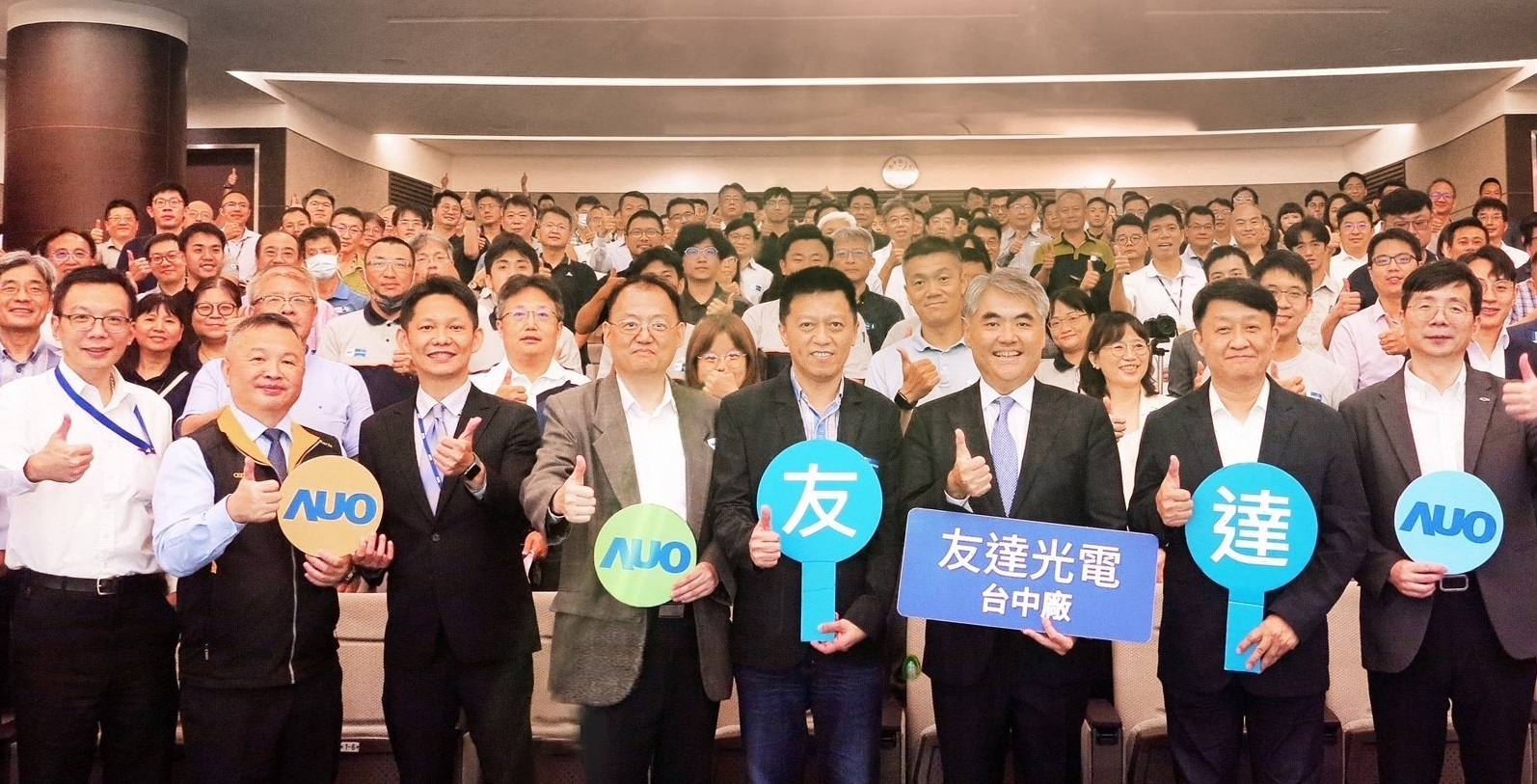 友達以太陽能解決方案領航者，跨足建築領域，4日在台中廠區舉辦「光電建築一體化研討會」，邀請產業先驅共同推動綠化，打造新一代智慧綠建築。