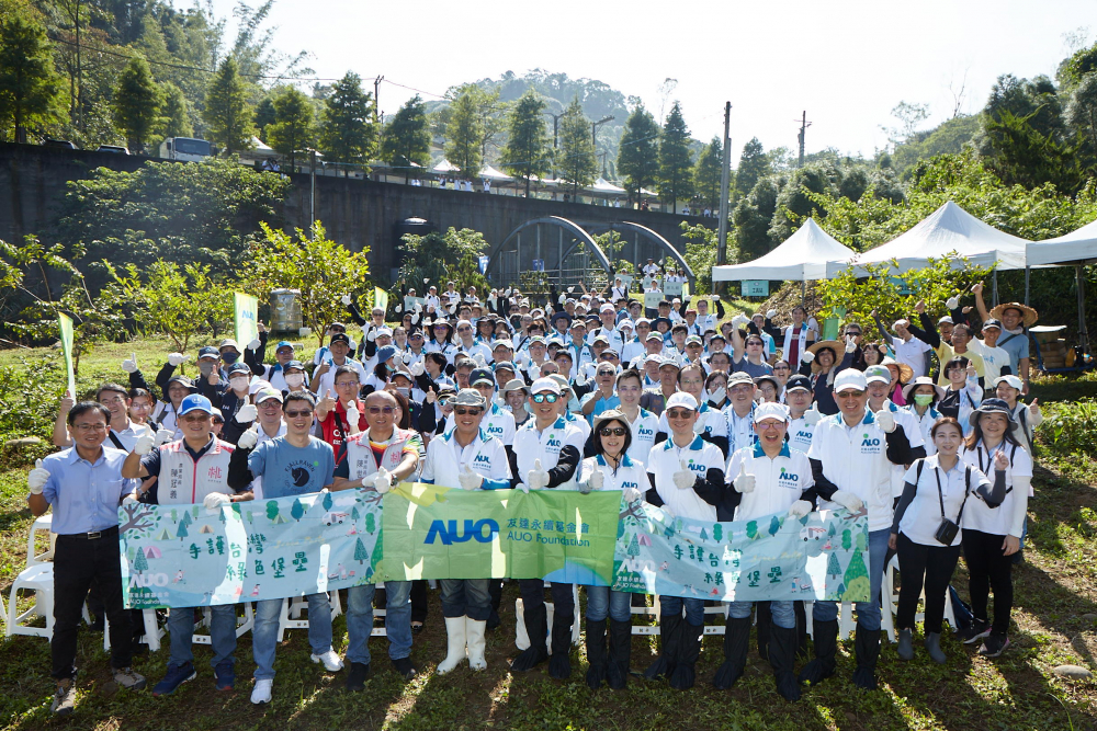友達永續基金會集結超過200位志工，攜手移除外來入侵種小花蔓澤蘭，守護霄裡溪生物多樣性