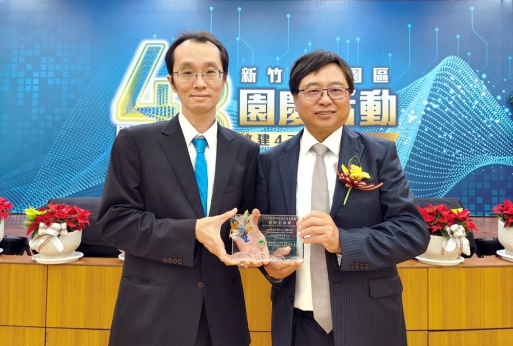 友達60吋高透明度Micro LED顯示器榮獲2023竹科創新產品獎，由友達光電顯示產品研發總部副總經理吳仰恩(左)代表領獎