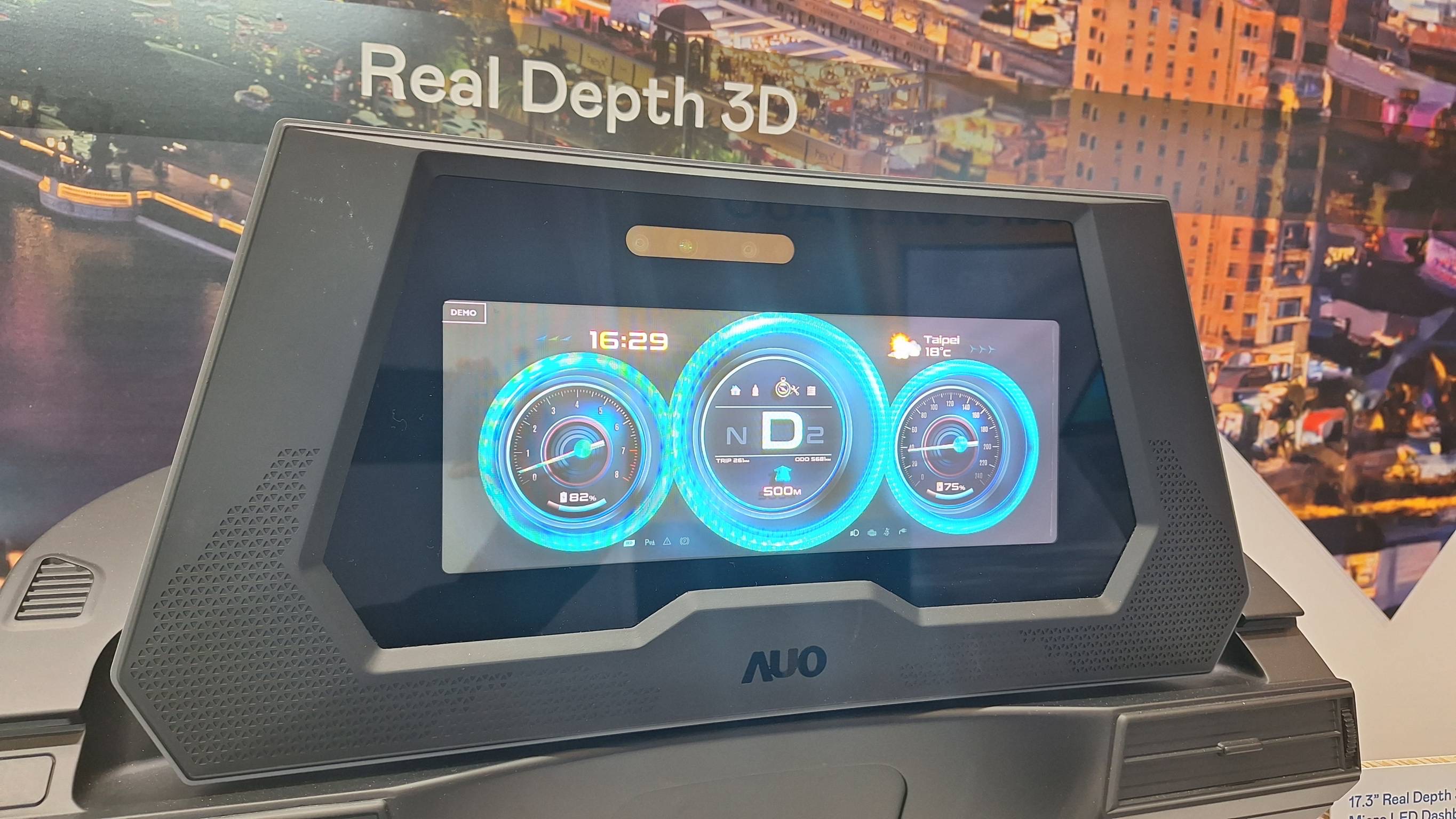 凯发旗舰厅的「裸眼3D Micro LED仪表板」将Micro LED与LCD技术整合成17.3吋显示器，打造令人惊艳的3D效果，同时具备DMS辨识系统，可侦测驾驶行为并进行安全预警。