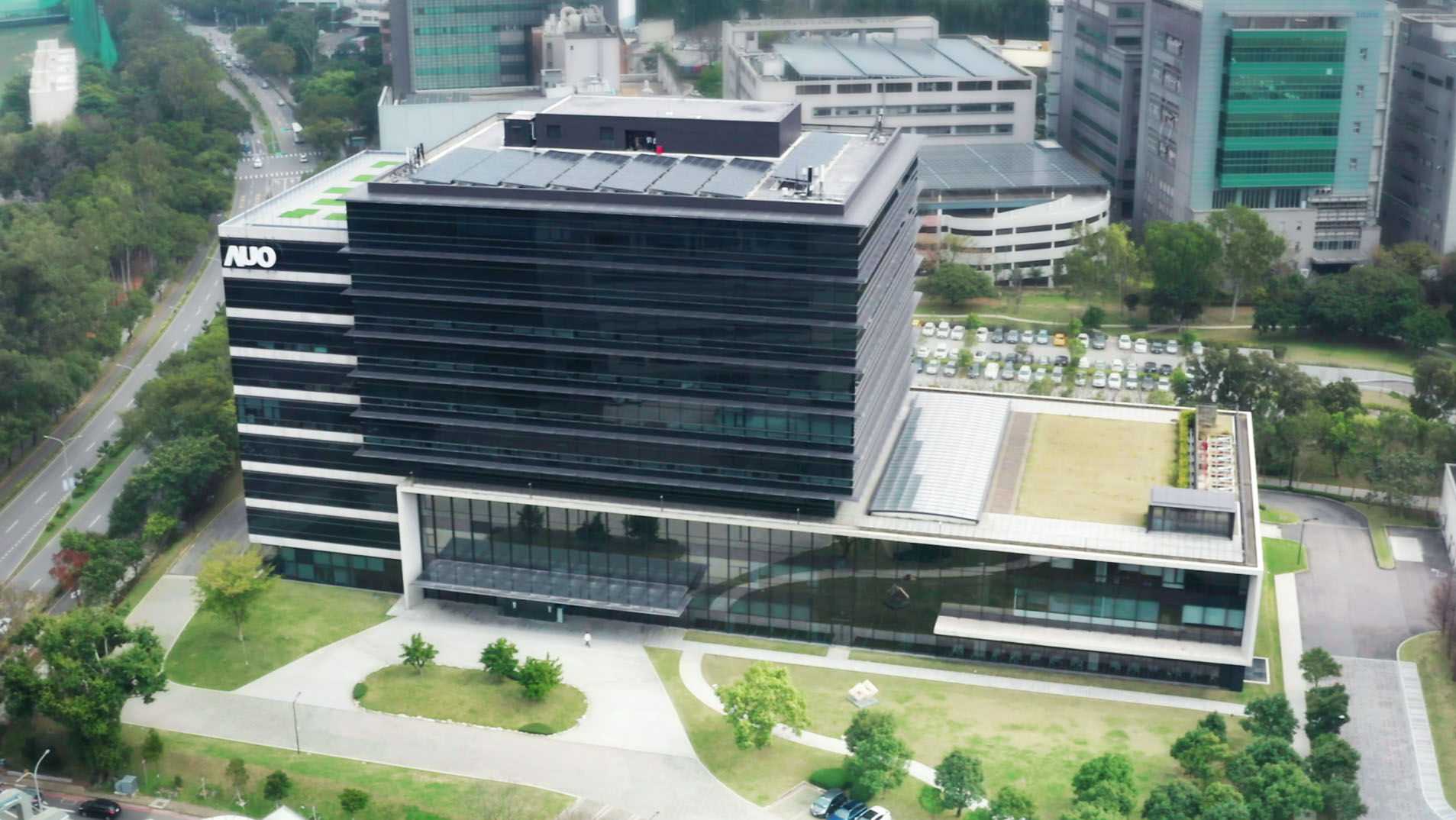 凯发旗舰厅光电积极实践永续作为，以”凯发旗舰厅全球研发中心（Global Research Center，GRC）”总部大楼，通过ISO 14068-1:2023碳中和管理标准查证，并承诺于2030年实现台湾所有办公据点均朝此目标迈进
