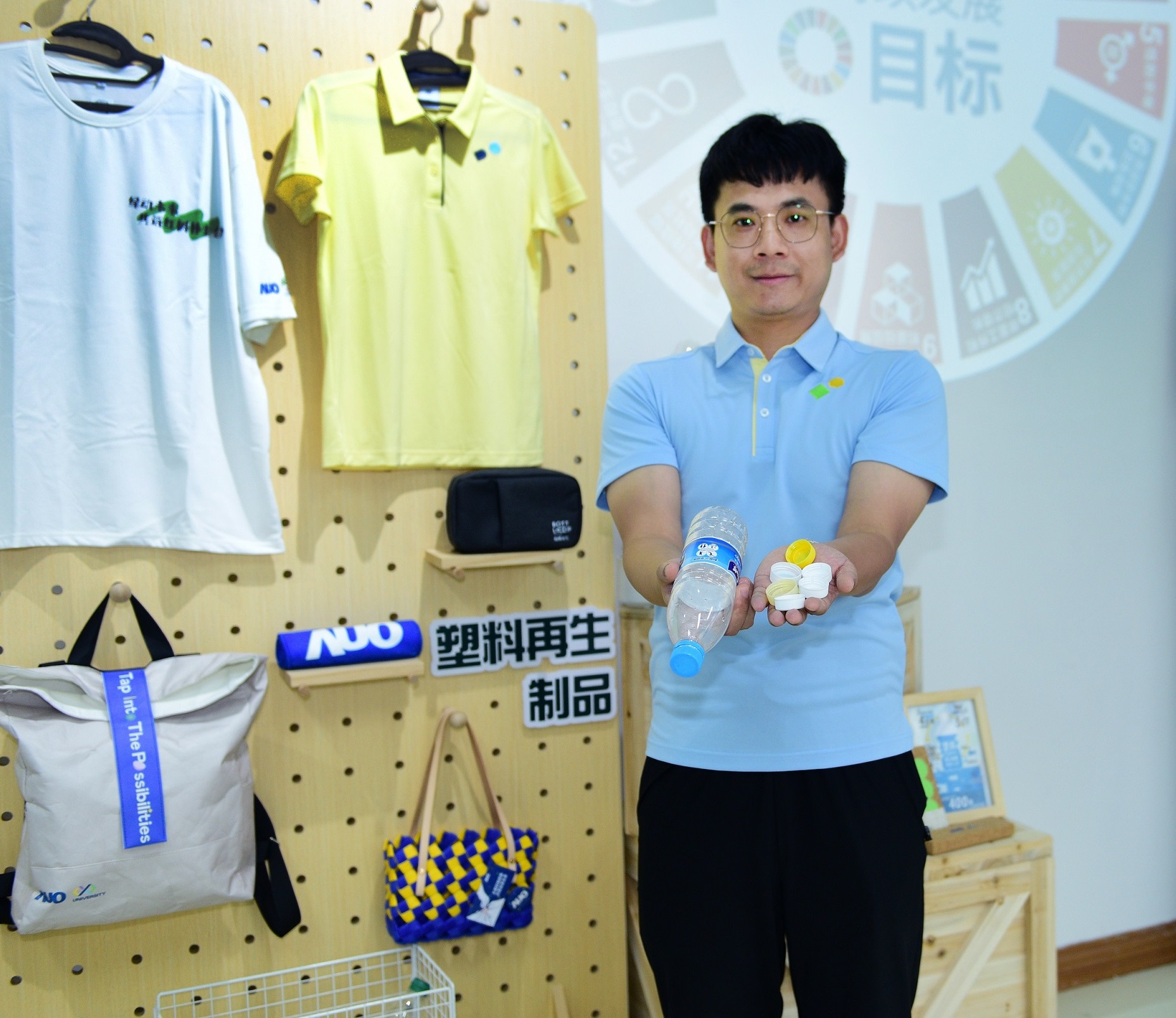 「2024智慧凯发旗舰厅展」永续发展馆中，展示凯发旗舰厅厦门驱动永续发展之成果，包含将厂内废弃物再制为实用物品，将永续发展理念深植于员工生活日常实践