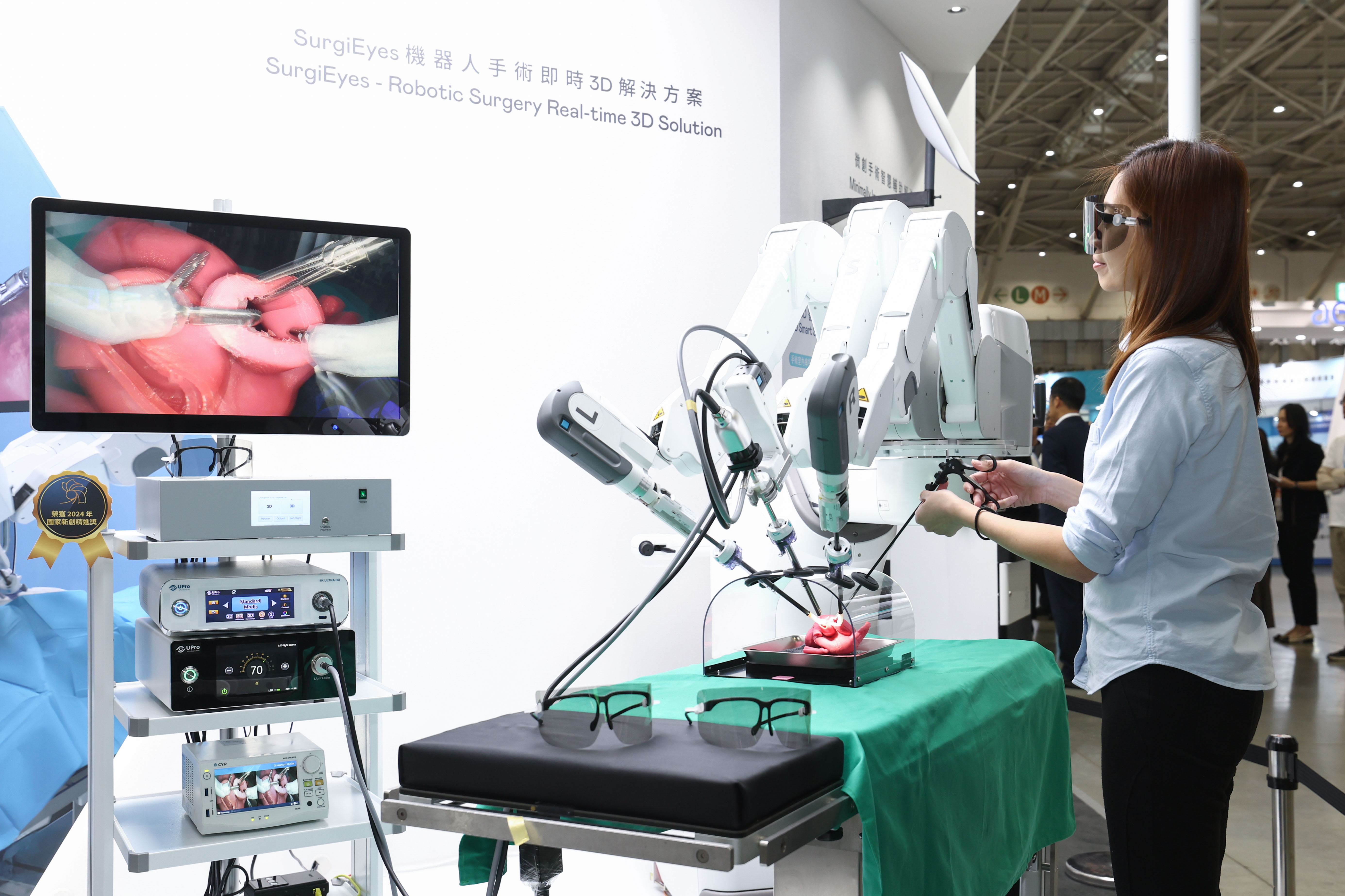 達擎以〝SurgiEyes機器人手術即時3D解決方案〞為核心，打造全方位的3D智慧手術影像平台，透過即時的影像串聯，連結手術室內、外跨場域的應用，協助醫師突破時空限制，為遠距醫療帶來更多的可能性